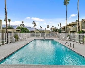 Cozy 1 bed,1 bath condo steps to Pool & Spa + Near golf course. Walk to Grocery, - Palm Springs - Zwembad
