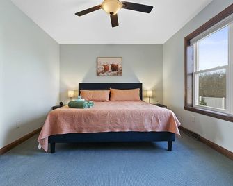 The Goat House | Waterfront | Hottub | 3 Acres | 5 Bedrooms - Oconto - Habitación