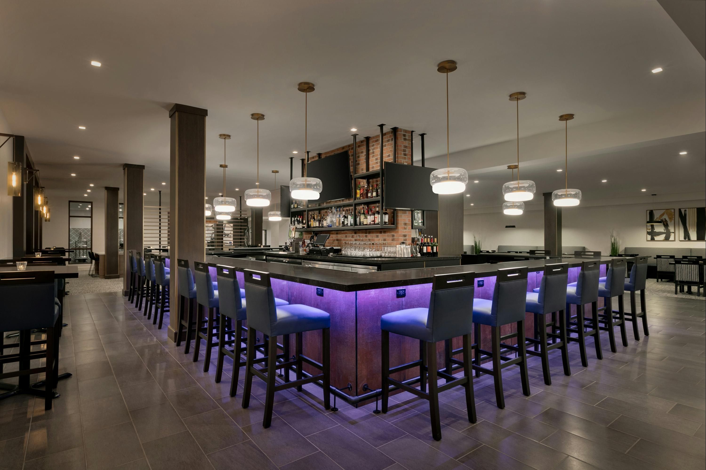 DoubleTree by Hilton Canton Downtown - Canton - Bar