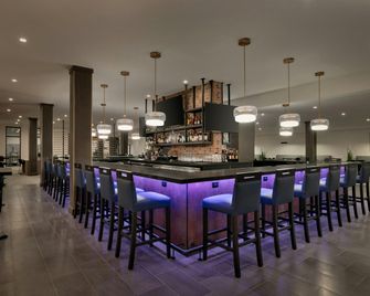 DoubleTree by Hilton Canton Downtown - Canton - Bar