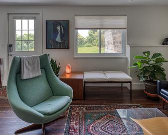 Boutique Furnished Townhome Minutes From Uvm - South Burlington - Living room