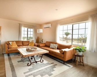 Cryptic Cabin-Tranquil Bohemian Getaway w/Hot Tub - Yucca Valley - Huiskamer