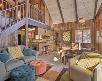Quaint Cabin Retreat ~ 4 Mi to Arrowhead Lake - Lake Arrowhead - Sala de estar