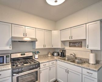 Quiet & Comfortable 2 Bed Corporate Near 80/94 A Richard St Main Floor - Highland - Kitchen