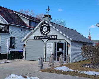 Waterfront Getaway with reserved Dock/Boat Slip on Ahnapee River Wifi - Algoma - Edificio