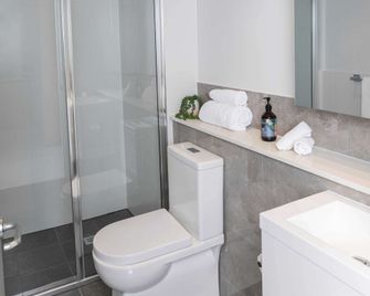 Amica Serviced Apartments - Orange - Bathroom