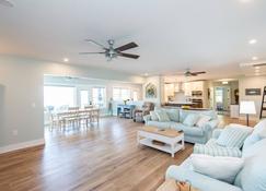 Waterfront Home on Fishing Creek with Dock - Cambridge - Living room