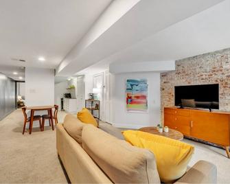 Cute and Charming 1BR in Fantastic Location townhouse - Washington, D.C. - Living room