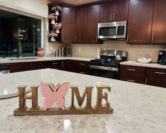 Cozy Family Cabin- Stunning Forest Views - Pine Mountain Club - Kitchen