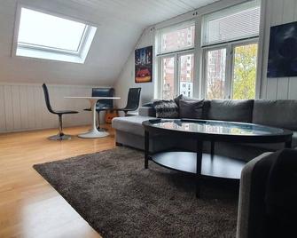 Bright and Spacious Apartment with Free Parking - Trondheim - Sala de estar