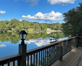 Rustic Riverfront Getaway Directly On The River!! You can't get any closer! - Elkton - Balcony