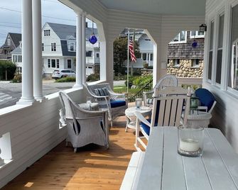 Gracious, Airy New London Cottage, Steps from Private Beach - New London - Balkon