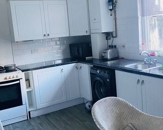 Beautiful portable single room in an apartment - Bury - Kitchen