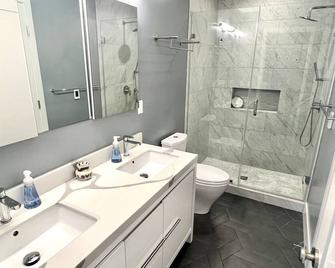 Spacious modern 3BR/3BA House with yard, hottub & parking - with flexible lease! - San Francisco