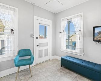 216wb 216 Whittley B - Avalon - Salon