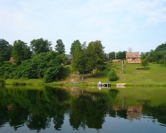 Beautiful Lakefront Home, Great for a Peaceful Getaway - Whitehall - Vista del exterior
