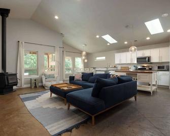 Murphys Resort 3 Bdr For 8! - Bend - Living room