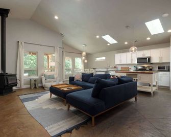 مورفيز ريزورت 3 بد دي ورور 8! - بيند - غرفة معيشة