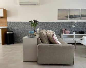 Relaxing Stay by the Beach - 艾瓦勒克 - 客廳