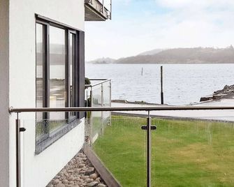 6 Person Holiday Home In Farsund - Farsund - Balkon