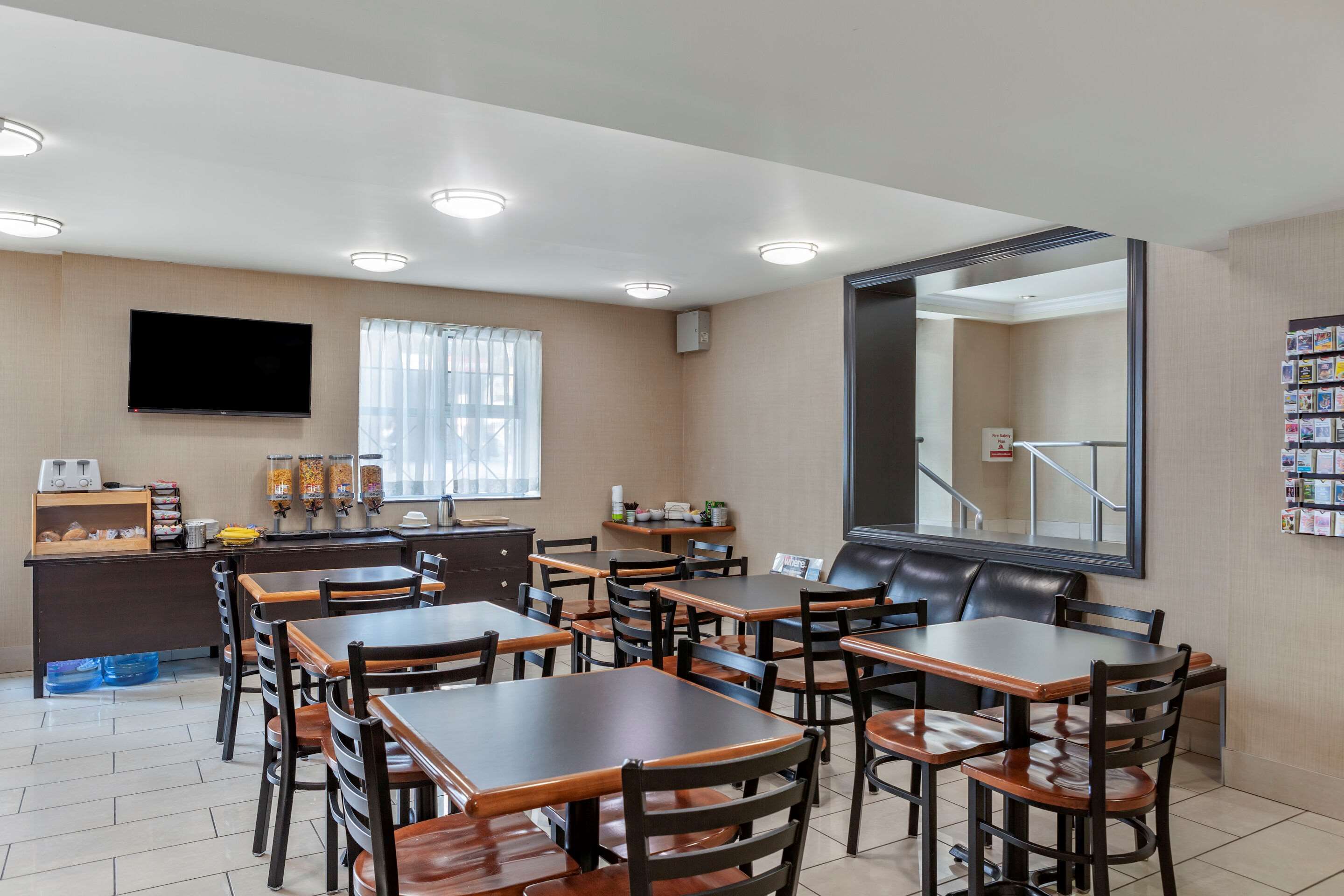 Econo Lodge Inn & Suites Downtown - Toronto - Restaurante