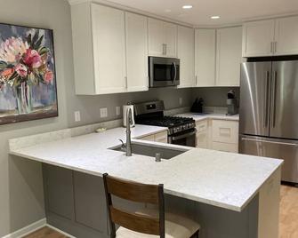 Beautiful home located 15 minutes form downtown Milwaukee . - Mequon - Kitchen