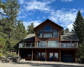 Lakeview Lodge | Beach | Mooring Buoy | Hot Tub - Invermere - Gebäude