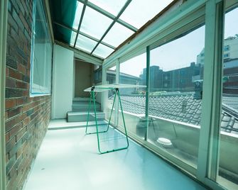 Beewon Guesthouse - Seoul - Balcony