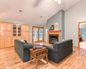 Amazing Lakefront Property - Sleeps 13! - Deerwood - Living room