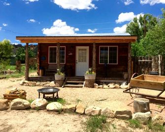 Picturesque Cabin Getaway Situated near Zion National Park in Utah - Mount Carmel Junction - Patio