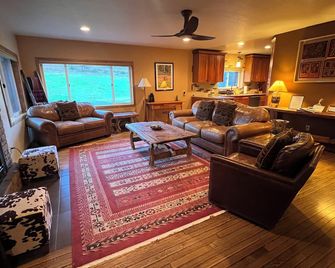 Elk Valley Retreat, Enjoy Nature and the Comforts of Home - Cle Elum - Living room