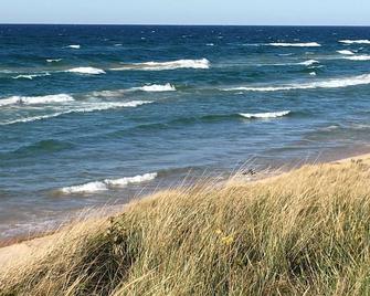 Stunning Lake Michigan Home/Montague MI /Directly on Water/Low Bluff/Great Views - Montague - Playa