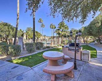Dog-Friendly Condo with Pool and Hot Tub in Phoenix - Tolleson