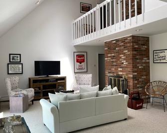 A Nostalgic Space! Your Martha's Vineyard Getaway! - Oak Bluffs - Pokój dzienny