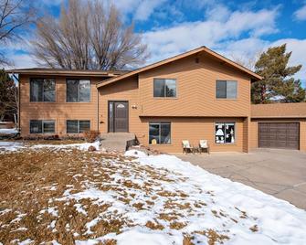 Family friendly home away from home; near Glenwood Caverns, hot springs & skiing - Rifle - Edificio