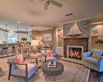 Charming Cottage Near Golf Courses and Marsh Walk! - Murrells Inlet - Living room