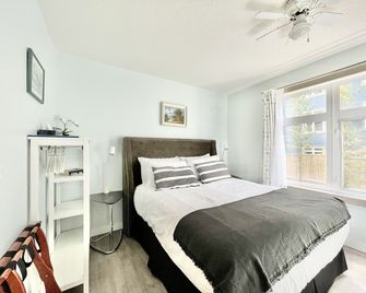 Bright Queen-Bed Hotel Room/Walking To Dt/Bus Stop/Shops/Free Ug Parking & Wi-Fi - Canmore - Sypialnia