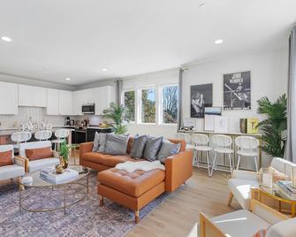 The Sweetest Hideaway - 81 Walkscore! - Seattle - Living room