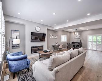 Cottage featuring Lake view balcony, private elevator and 3 en-suites! - Fort Erie - Living room
