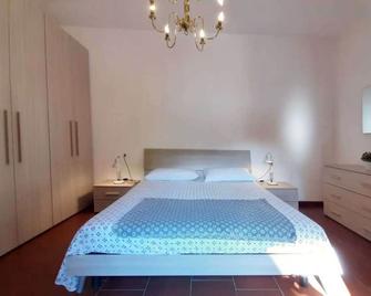 Palazzo Barbò (historical medieval palace) relax outdoors, great for vacation or work - Torre Pallavicina - Bedroom