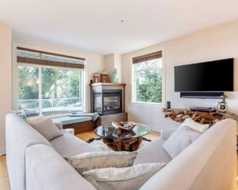 Luxury 2 bedroom condo next to Rathtrevor Park, amazing ocean views. - Parksville - Living room