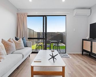 Fantastic Favona Style and Luxury 3 BR and 2 Bath - Auckland - Living room