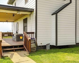 Family-Friendly Seward Home with Sauna and Pool! - Seward - Patio