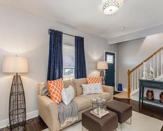 Hillside Haven 5min to Plaza/Museums/Parks - Kansas City - Living room