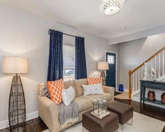 Hillside Haven 5min to Plaza/Museums/Parks - קנזס סיטי - סלון