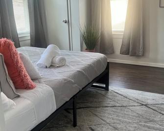 Newro Chic Retreat - New Rochelle - Bedroom