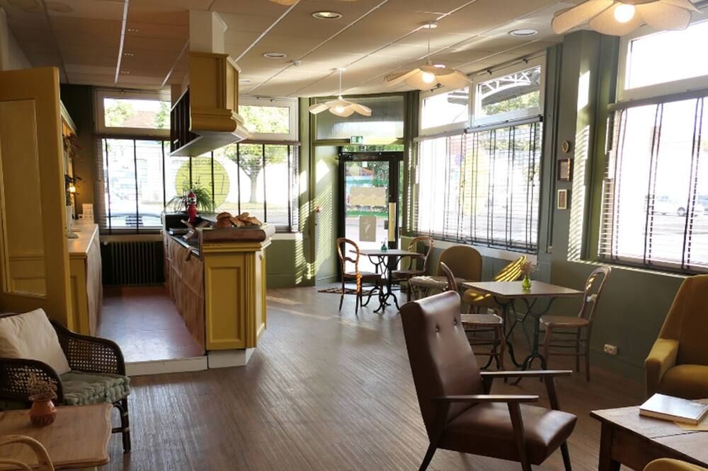 Appartements Pied à Terre, haut standing avec cuisine équipée et terrasse / Groupe HRM - Отен - Ресторан