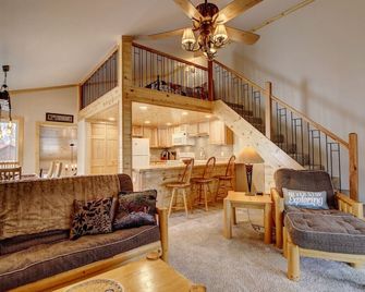 The Retreat - Fall colors coming soon! Make your reservation today. - Breezy Point - Living room