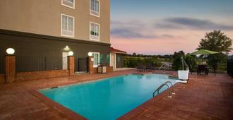 La Quinta Inn & Suites by Wyndham Tupelo - Tupelo - Svømmebasseng