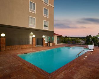 La Quinta Inn & Suites by Wyndham Tupelo - Tupelo - Piscina